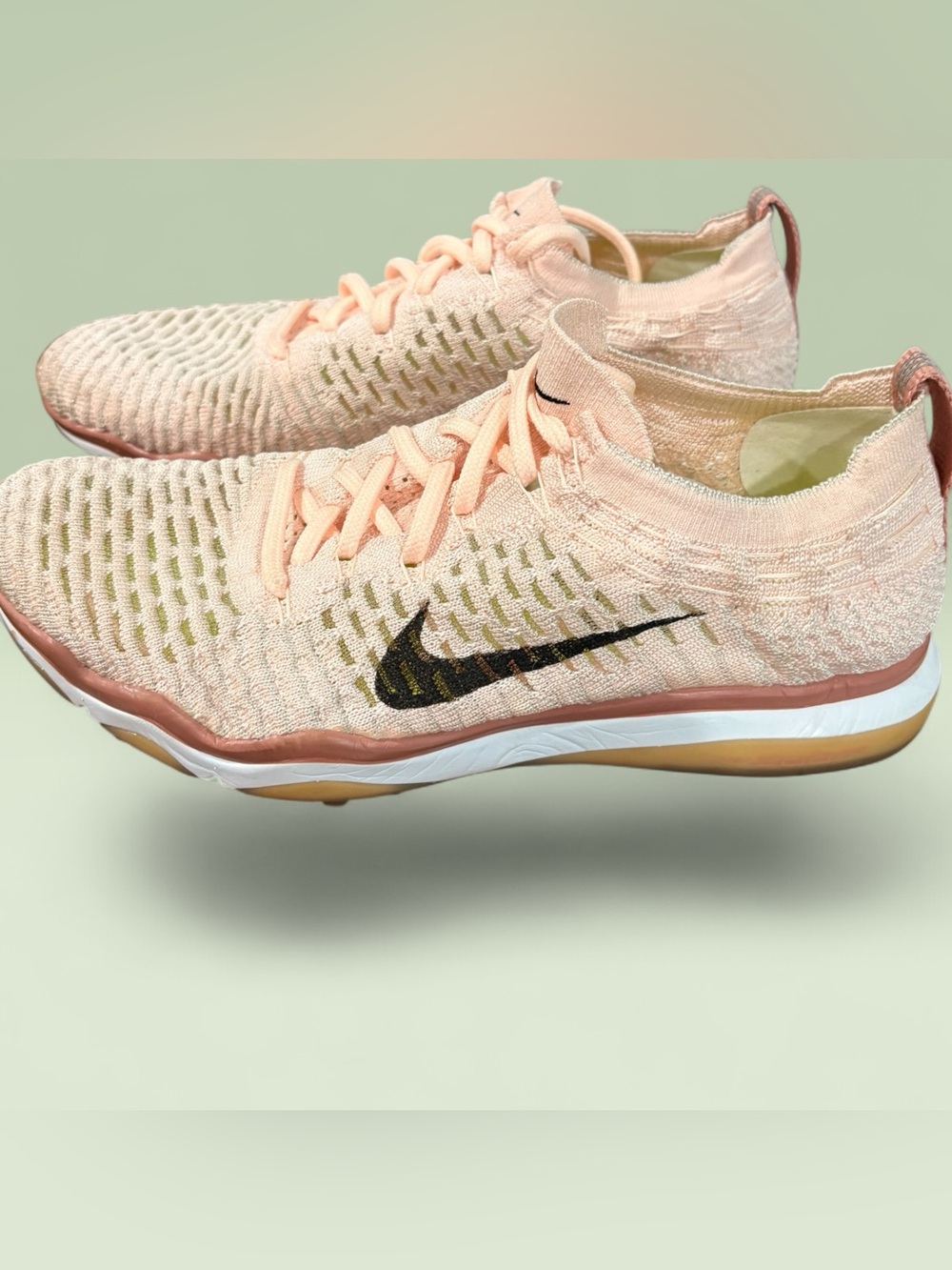 Nike Zoom Women’s size 8 Peach and Black Flyknit Training Shoe.Stretch